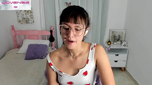 Snapshot of cute_roxy chatting on October 2025 03:58:02 AM cute roxy online show from October 2025 03:58:02 AM