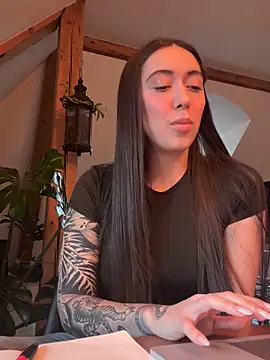 emiliasommer online show from December 2025 03:10:01 PM