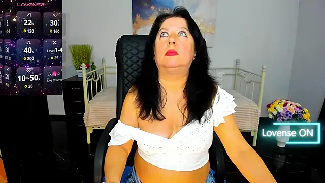 Snapshot of Julia_Dean chatting on May 2026 11:50:01 AM Julia Dean online show from May 2026 11:50:01 AM