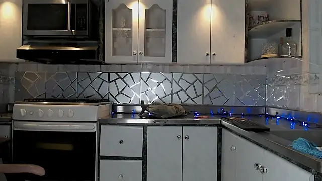 cristinaa oz online show from February 2026 07:10:01 PM