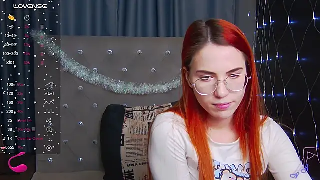 Snapshot of EmilyKents chatting on December 2024 01:42:01 AM EmilyKents online show from December 2024 01:42:01 AM