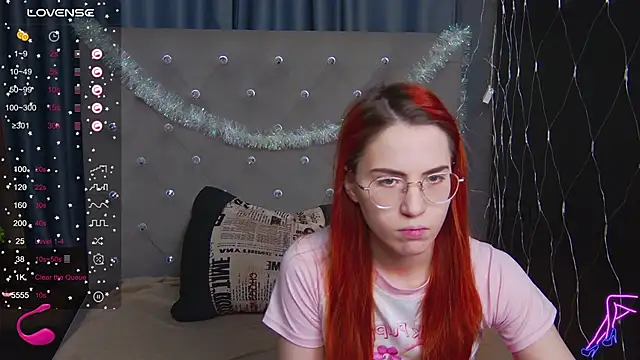 Snapshot of EmilyKents chatting on December 2024 01:22:01 AM EmilyKents online show from December 2024 01:22:01 AM