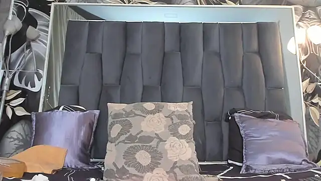 Snapshot of hot_milkbitch chatting on February 2025 03:23:01 AM hot milkbitch online show from February 2025 03:23:01 AM