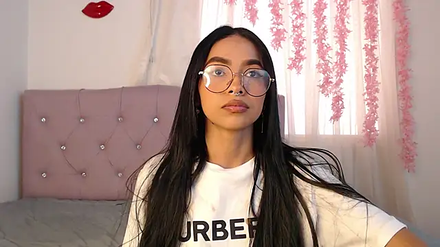 Snapshot of Alleanys_Cristal chatting on January 2025 08:28:01 PM Alleanys Cristal online show from January 2025 08:28:01 PM