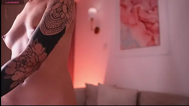 Snapshot of GigiLee_ chatting on February 2025 02:19:01 AM GigiLee  online show from February 2025 02:19:01 AM