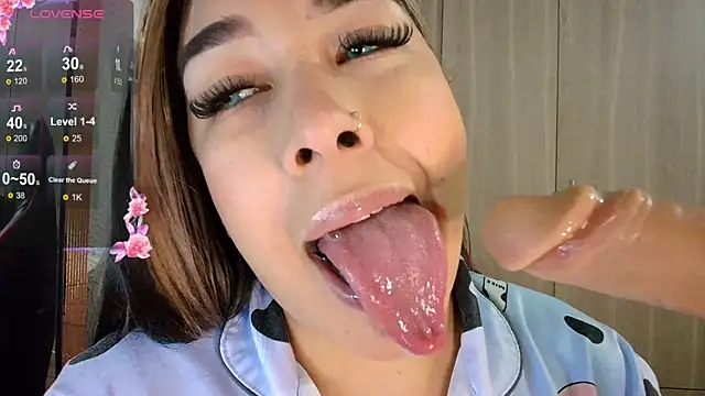Snapshot of leahtemptation3 chatting on June 2026 11:52:01 PM leahtemptation3 online show from June 2026 11:52:01 PM