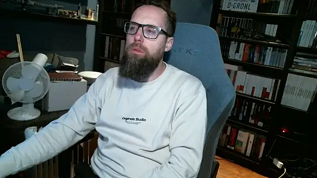 Snapshot of MeSteff chatting on December 2024 11:39:01 PM MeSteff online show from December 2024 11:39:01 PM