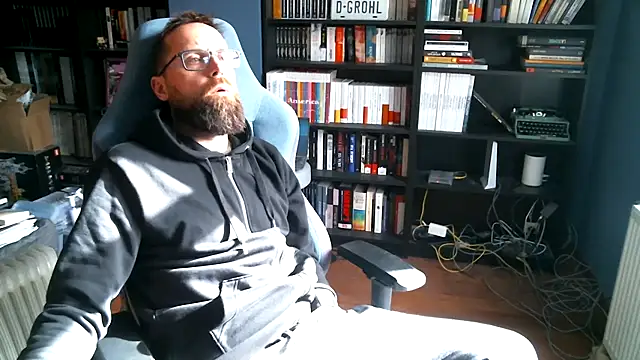 Snapshot of MeSteff chatting on October 2025 09:07:01 AM MeSteff online show from October 2025 09:07:01 AM