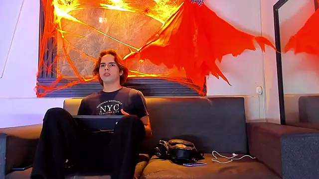 liam genner  online show from October 2025 08:09:01 PM