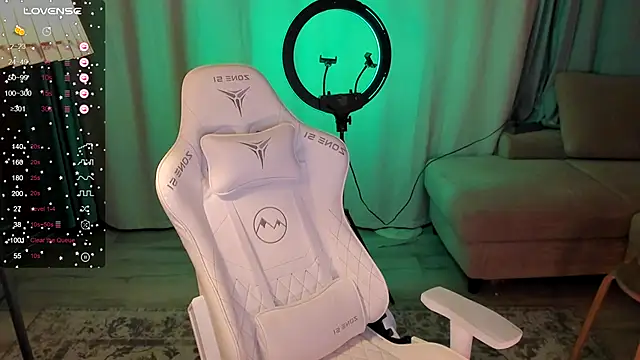 Snapshot of falcon_baby chatting on October 2025 06:39:01 PM falcon baby online show from October 2025 06:39:01 PM