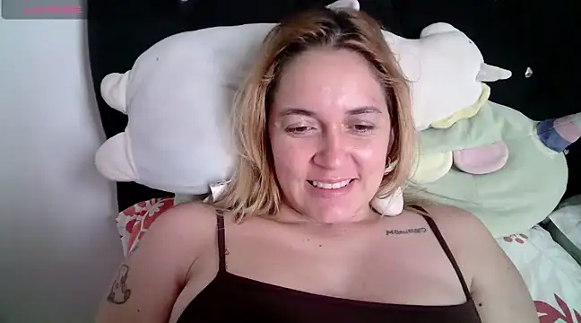Snapshot of Izury_Blondee chatting on January 2025 08:22:02 PM Izury Blondee online show from January 2025 08:22:02 PM