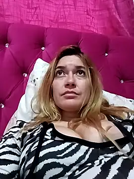 Snapshot of Izury_Blondee chatting on February 2025 11:25:02 AM Izury Blondee online show from February 2025 11:25:02 AM