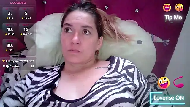 Snapshot of Izury_Blondee chatting on February 2025 11:25:01 AM Izury Blondee online show from February 2025 11:25:01 AM
