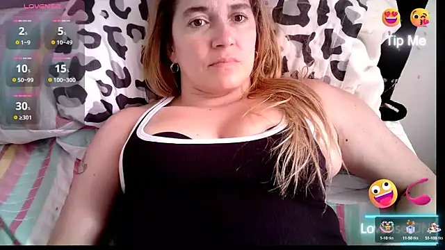 Snapshot of Izury_Blondee chatting on March 2025 05:54:01 PM Izury Blondee online show from March 2025 05:54:01 PM