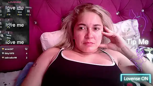 Snapshot of Izury_Blondee chatting on September 2025 07:06:02 PM Izury Blondee online show from September 2025 07:06:02 PM