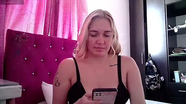 Snapshot of Izury_Blondee chatting on October 2025 08:08:02 PM Izury Blondee online show from October 2025 08:08:02 PM
