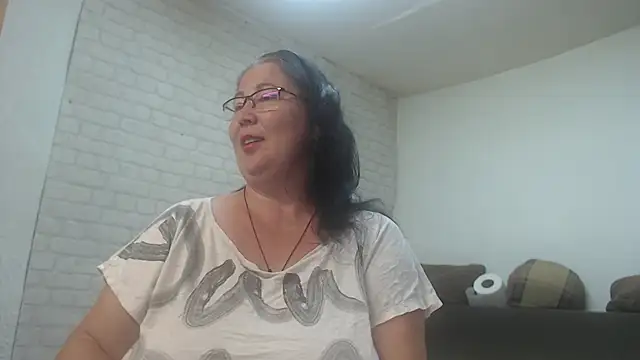 Snapshot of EmmaSquirt chatting on June 2026 05:46:02 AM EmmaSquirt online show from June 2026 05:46:02 AM