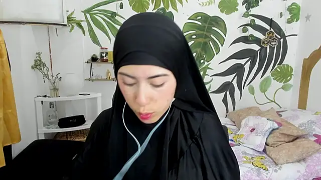 chaymae nah  online show from October 2025 08:42:01 PM