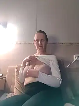 Snapshot of Evelina_cute chatting on December 2024 04:27:02 PM Evelina cute online show from December 2024 04:27:02 PM