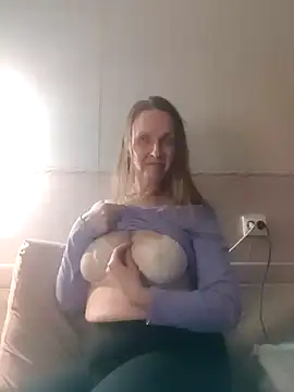 Snapshot of Evelina_cute chatting on January 2025 05:49:01 PM Evelina cute online show from January 2025 05:49:01 PM