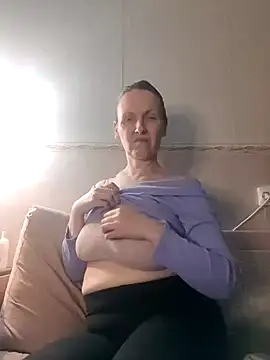 Snapshot of Evelina_cute chatting on January 2025 08:48:02 PM Evelina cute online show from January 2025 08:48:02 PM