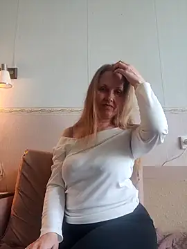 Snapshot of Evelina_cute chatting on September 2025 11:32:01 AM Evelina cute online show from September 2025 11:32:01 AM