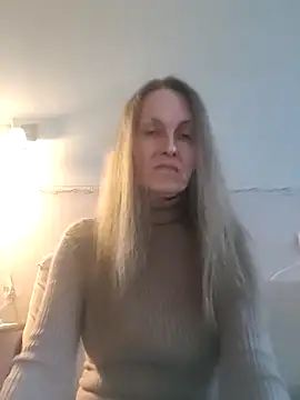 Snapshot of Evelina_cute chatting on September 2025 03:45:01 PM Evelina cute online show from September 2025 03:45:01 PM