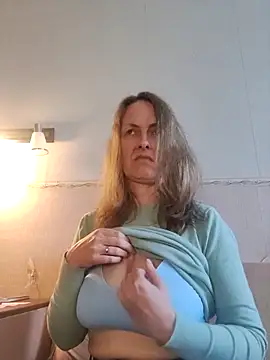 Snapshot of Evelina_cute chatting on October 2025 08:59:02 AM Evelina cute online show from October 2025 08:59:02 AM