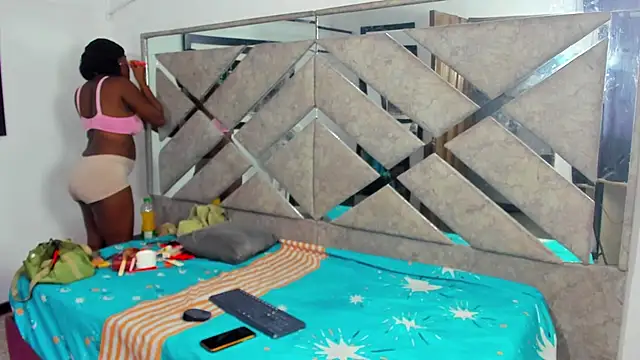 Snapshot of EvaxEmma chatting on November 2025 01:02:01 PM EvaxEmma online show from November 2025 01:02:01 PM