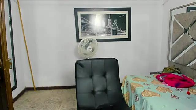 Snapshot of EvaxEmma chatting on November 2025 12:59:02 PM EvaxEmma online show from November 2025 12:59:02 PM