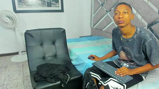 Snapshot of EvaxEmma chatting on November 2025 01:44:02 PM EvaxEmma online show from November 2025 01:44:02 PM