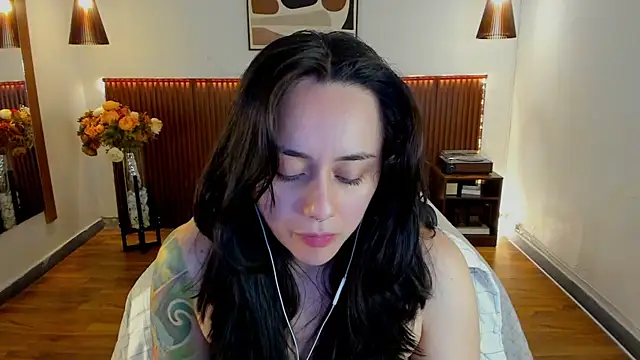 Snapshot of KatherineBond chatting on June 2026 06:17:01 PM KatherineBond online show from June 2026 06:17:01 PM