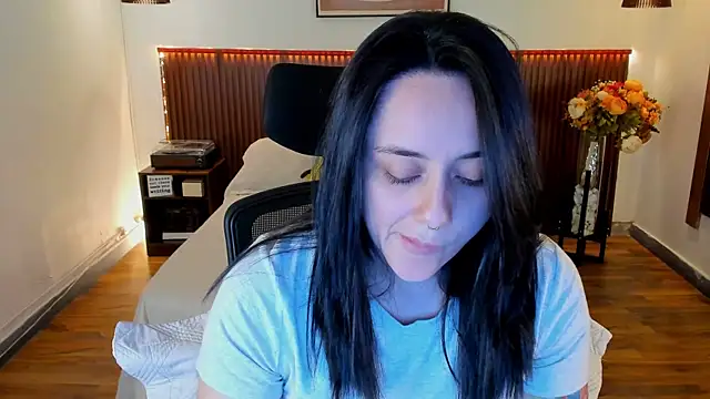 Snapshot of KatherineBond chatting on July 2026 07:19:01 PM KatherineBond online show from July 2026 07:19:01 PM