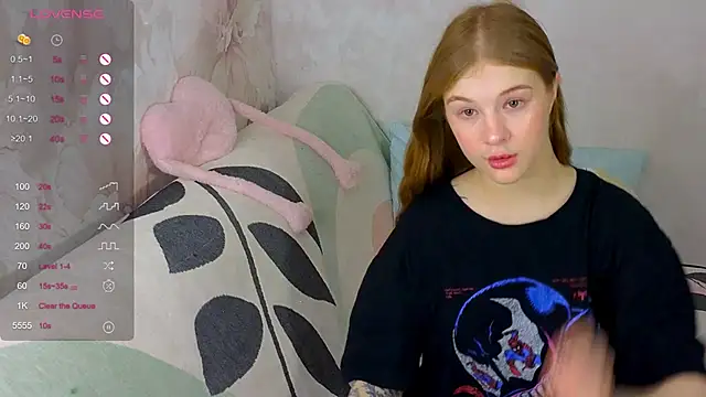 TrissMerigold9 online show from November 2025 08:33:02 PM