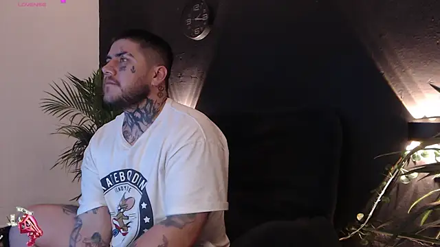 Snapshot of Ash_gusbig chatting on February 2025 03:18:02 AM Ash gusbig online show from February 2025 03:18:02 AM