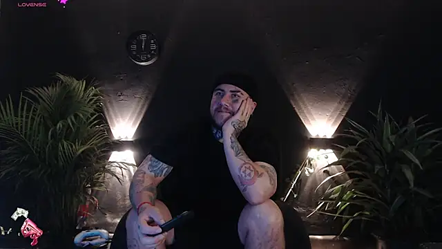 Snapshot of Ash_gusbig chatting on February 2025 11:05:01 PM Ash gusbig online show from February 2025 11:05:01 PM