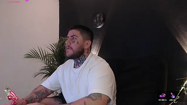 Snapshot of Ash_gusbig chatting on February 2025 02:47:02 AM Ash gusbig online show from February 2025 02:47:02 AM