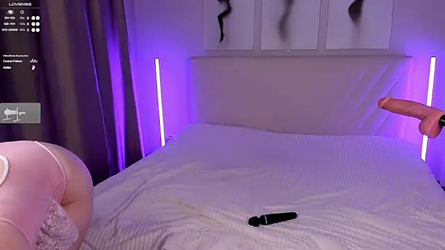 Snapshot of EmmaBarbs chatting on October 2025 08:50:01 PM EmmaBarbs online show from October 2025 08:50:01 PM