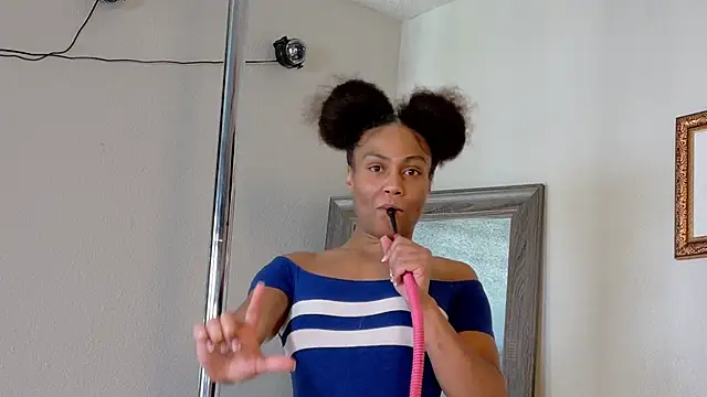 yiauana online show from February 2025 10:14:02 PM