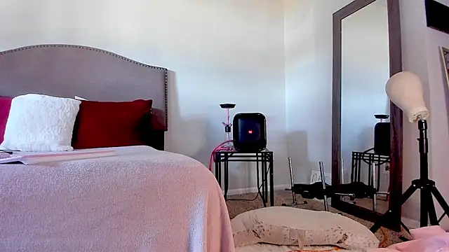 yiauana online show from November 2025 03:58:01 PM