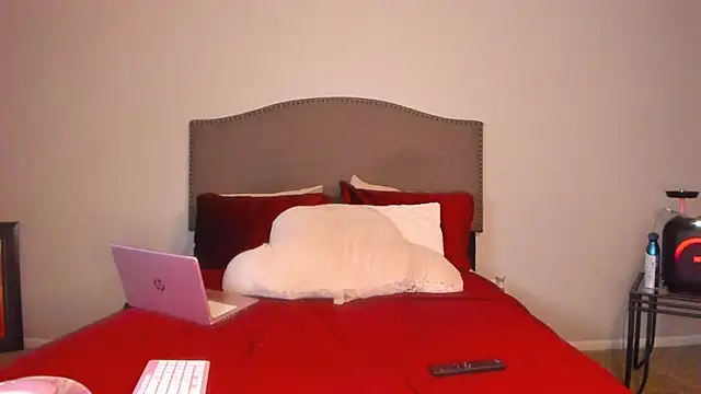 yiauana online show from December 2025 03:49:02 AM