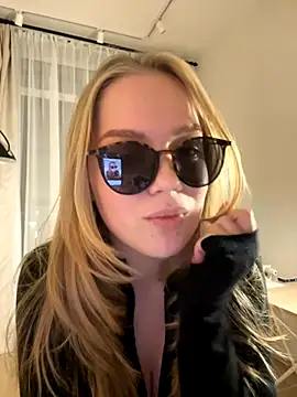 Snapshot of Little_Forest_ELF chatting on November 2025 06:19:02 PM Little Forest ELF online show from November 2025 06:19:02 PM