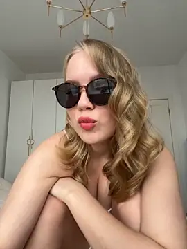 Snapshot of Little_Forest_ELF chatting on November 2025 10:15:02 AM Little Forest ELF online show from November 2025 10:15:02 AM