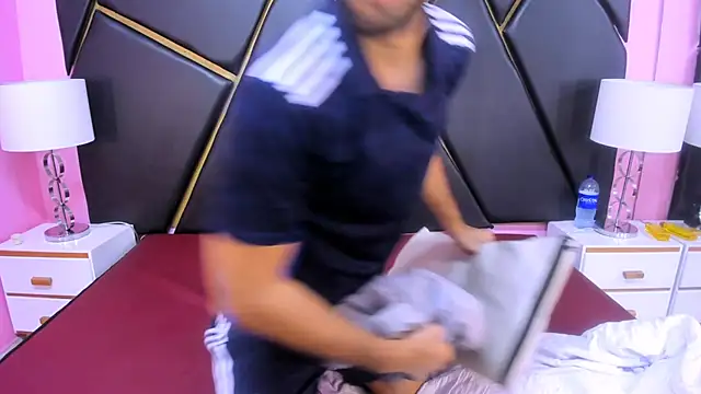 MilanZaire online show from November 2025 02:12:01 AM