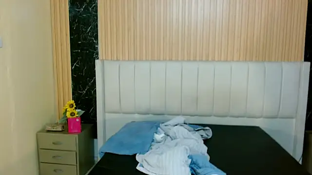 MilanZaire online show from December 2025 03:30:02 PM