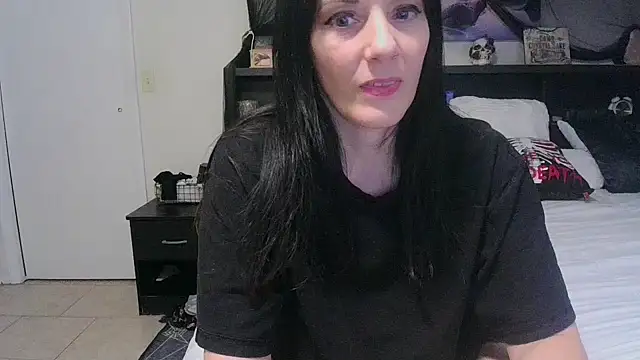Snapshot of CrystalLakeXO chatting on April 2026 05:41:02 AM CrystalLakeXO online show from April 2026 05:41:02 AM