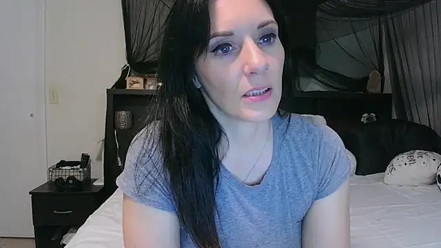 Snapshot of CrystalLakeXO chatting on May 2026 04:28:02 AM CrystalLakeXO online show from May 2026 04:28:02 AM