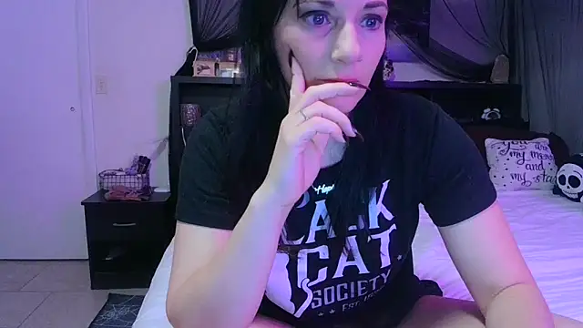 Snapshot of CrystalLakeXO chatting on May 2026 03:47:02 AM CrystalLakeXO online show from May 2026 03:47:02 AM