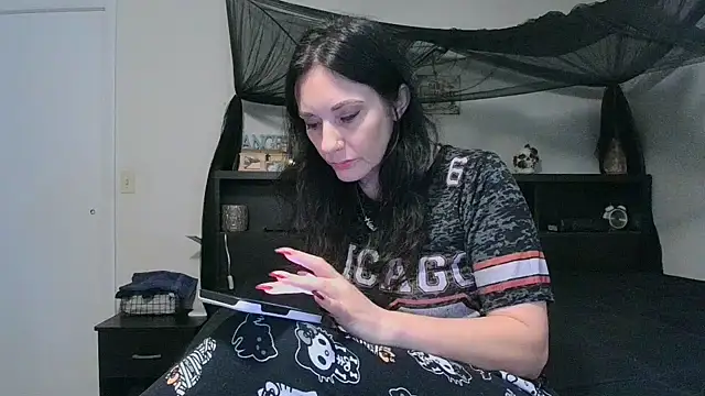 Snapshot of CrystalLakeXO chatting on May 2026 04:10:02 AM CrystalLakeXO online show from May 2026 04:10:02 AM
