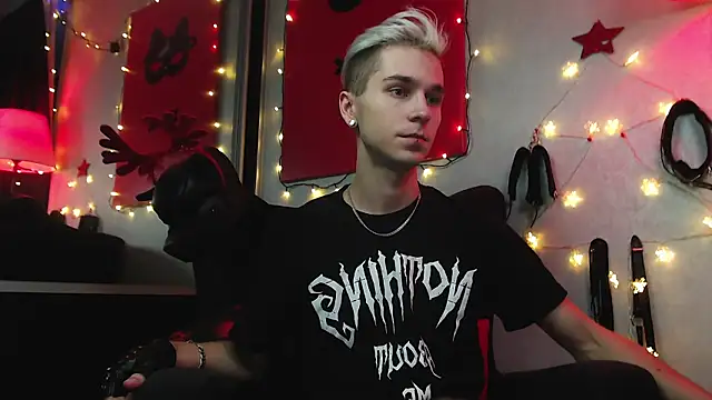 Joseph  Quinn online show from December 2024 02:17:02 PM